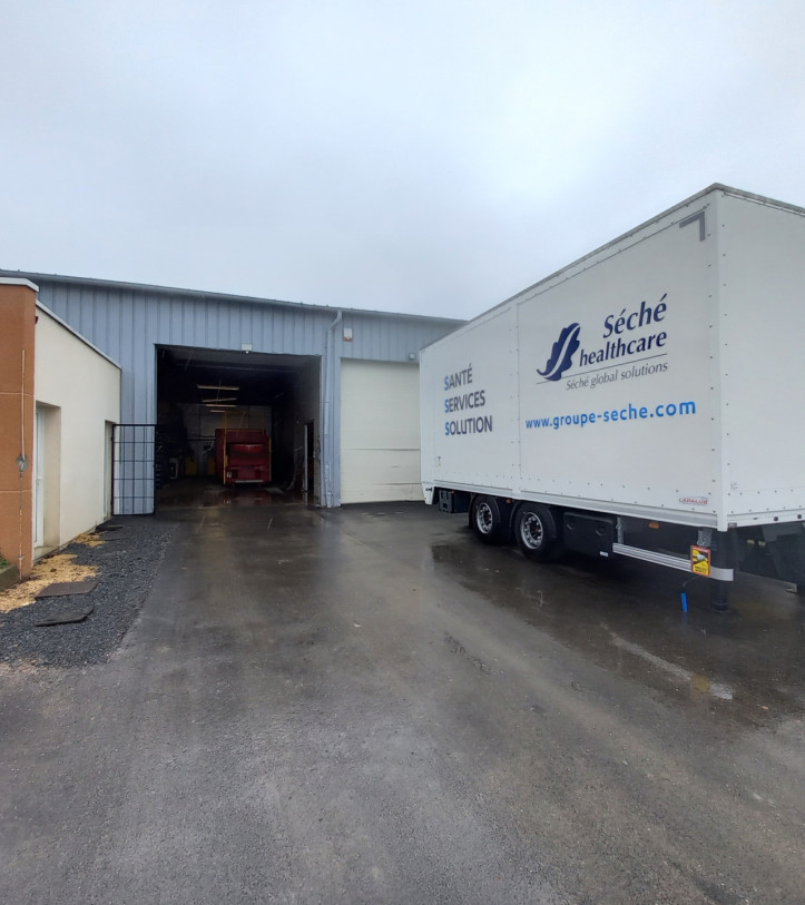 Séché Healthcare Poitiers truck load in front of the warehouse © Séché Environnement