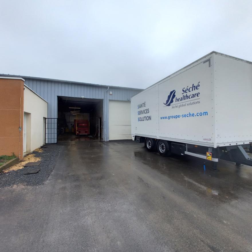Séché Healthcare Poitiers truck load in front of the warehouse © Séché Environnement