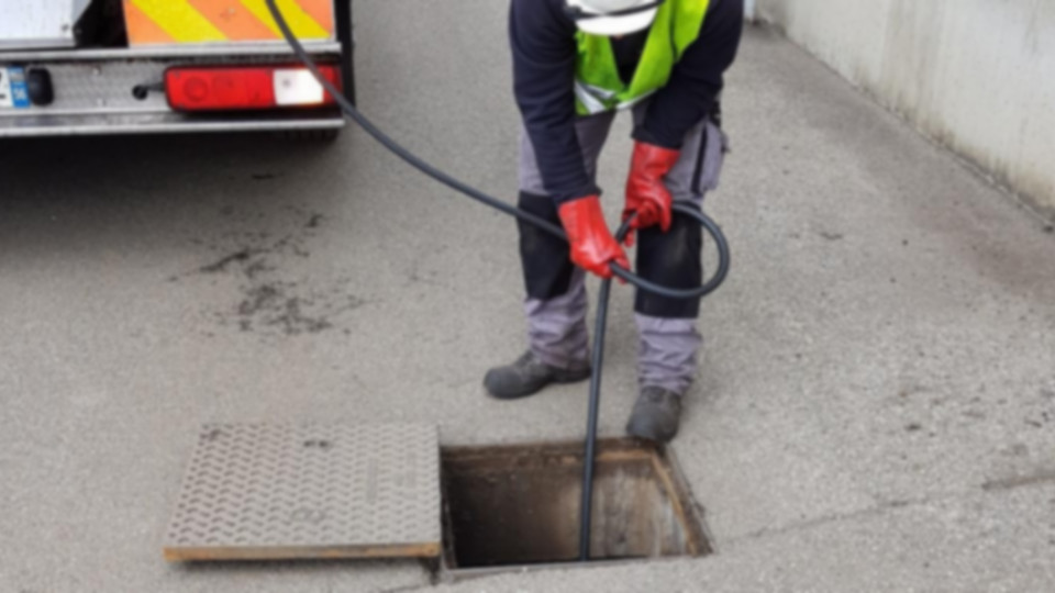 Agente Séché en acción Assainissement Rhône Isère © Séché Environnement.