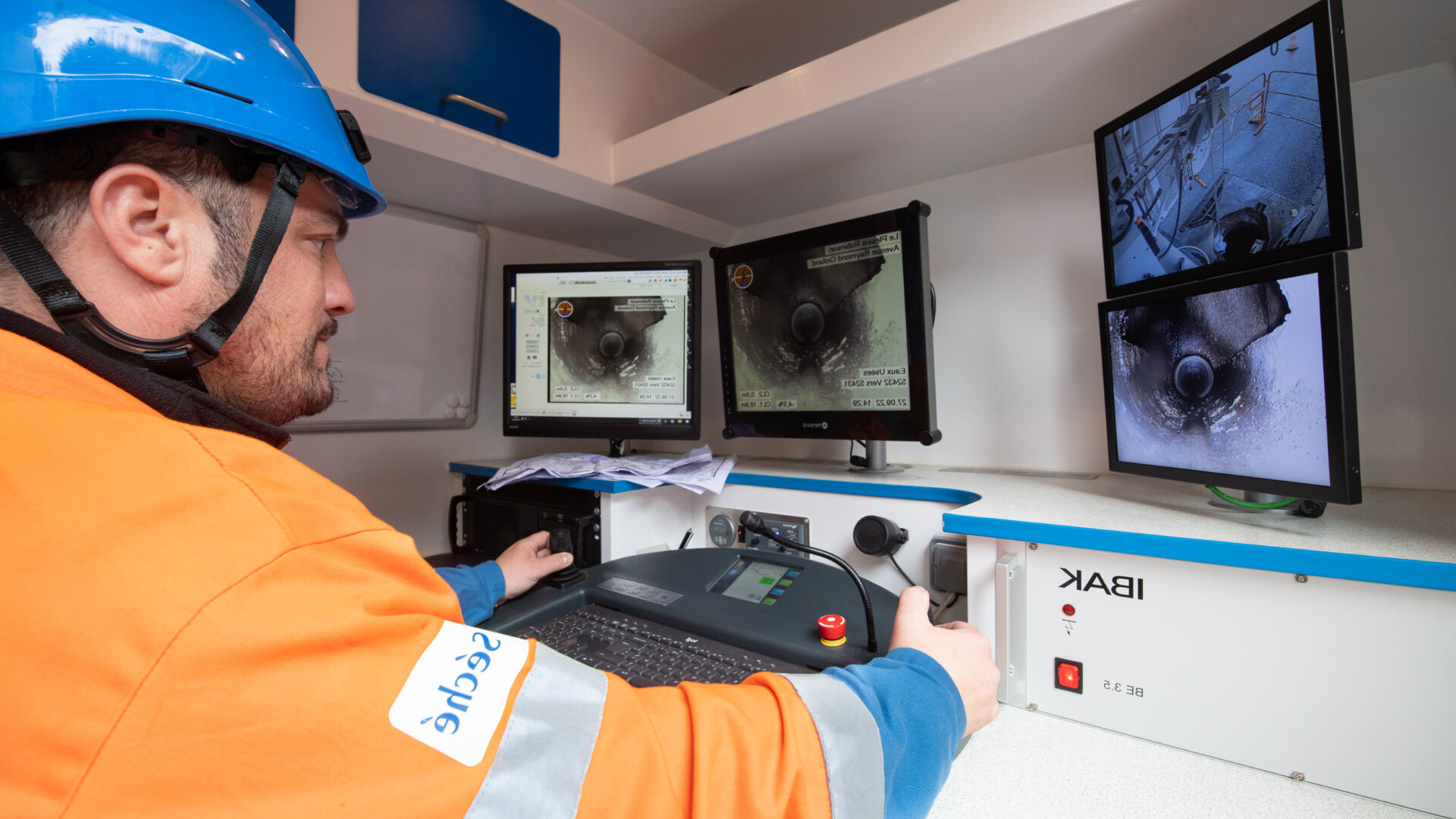 Un especialista pilota un dron especialmente diseñado para inspeccionar tuberías. © Séché Assainissement. Foto: Agence Oblique.