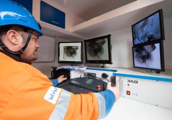 Un spécialiste pilote un drone spécialement conçu pour inspecter les canalisations. © Séché Assainissement. Photo : Agence Oblique.