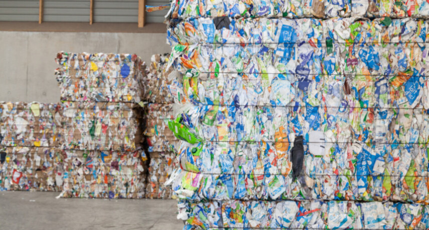 Balas de residuos reciclables en el centro de clasificación de Changé © Séché Environnement. Foto: François Vrignaud
