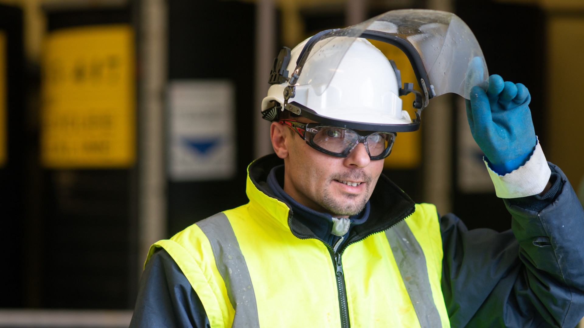 Ouvrier seche à l'usine et gilet jaune© Séché Environnement