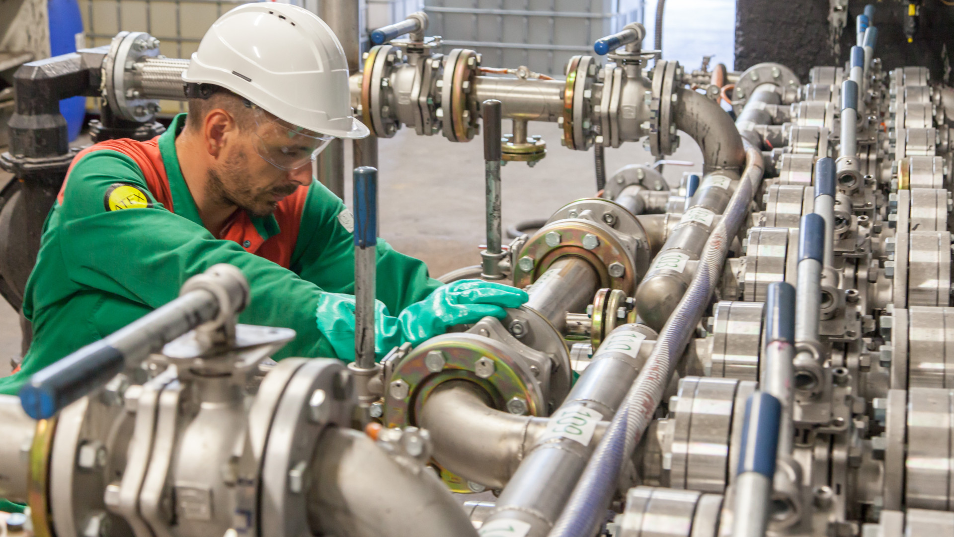 Speichim Processing operator in front of a line of valves. © Séché Environnement