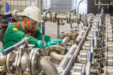 Speichim Processing operator in front of a line of valves. © Séché Environnement