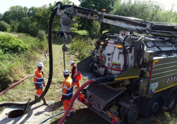 Une équipe Séché Assainissement en opération avec un camion d’hydrocurage. © Séché Assainissement. Photo : Agence Oblique.