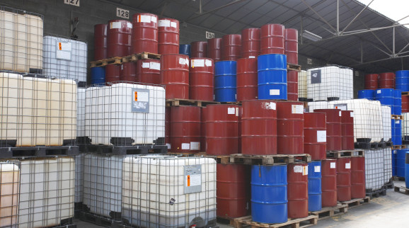 Fûts et containers de produits chimiques sur le site Speichim Processing de Montluçon © Séché Environnement
