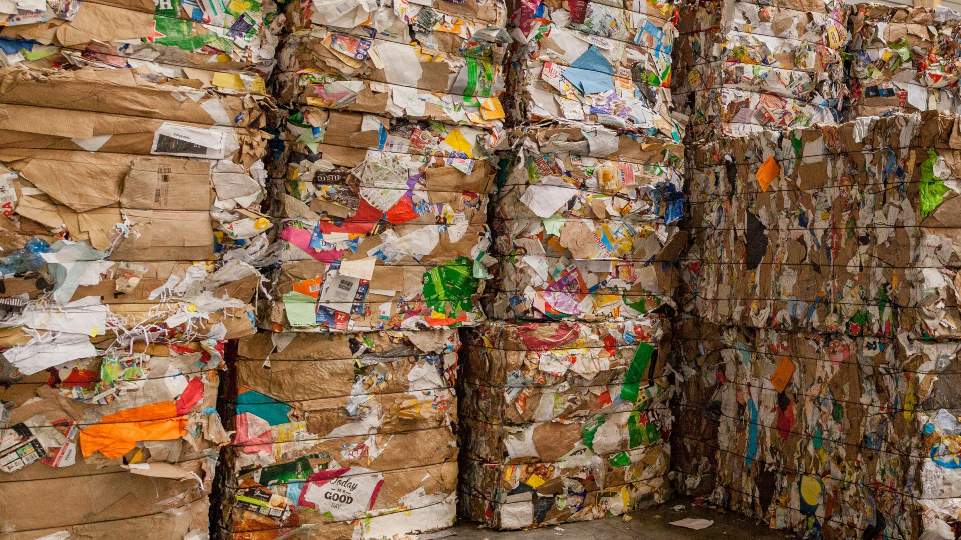 Balles de papiers et cartons prêts pour le recyclage. © Séché Environnement.