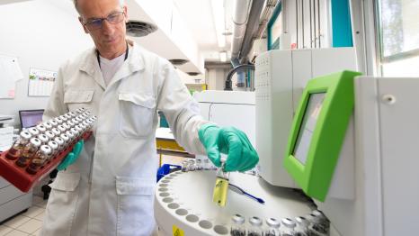 Chimiste du laboratoire d'analyse de Trédi Saint-Vulbas. © Séché Environnement. Photo : Olivier Guerrin