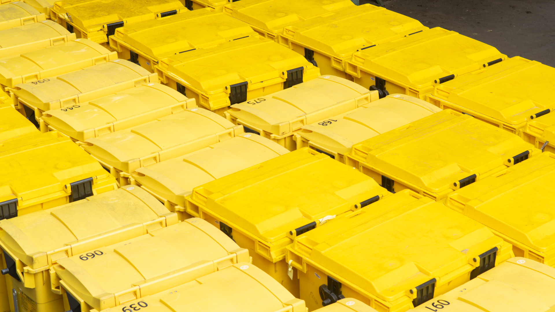 Grouping of yellow garbage cans on the DASRI site © Séché Environnement