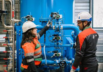 Équipiers dans une station de traitement des eaux industrielles. © Séché Environnement. Photo : Laurine Paumard