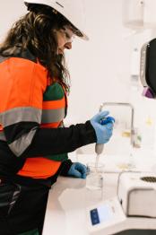 Sludge and effluent treatment laboratory tests. Séché Environnement. Photo : Laurine Paumard