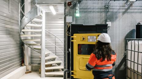 Operating technician at an industrial effluent treatment plant. Séché Environnement. Photo : Laurine Paumard