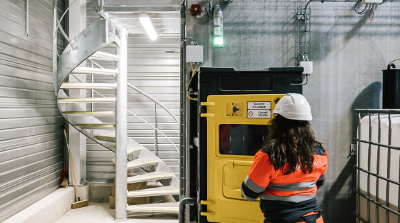 Technicienne d'exploitation dans une station de traitement des effluents industriels. © Séché Environnement. Photo : Laurine Paumard