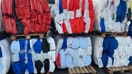 Plastics recovery at the Triadis Services hazardous waste sorting and grouping platform in Étampes © Séché Environnement.