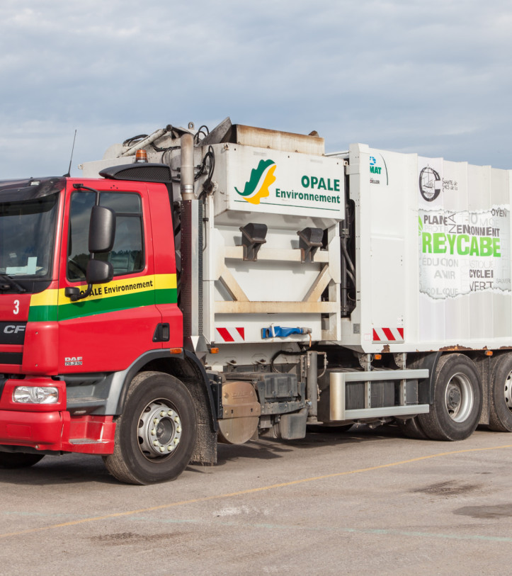 Camion Opale Environnement de collecte des déchets d'activités économiques (DAE). Calais (62). © Séché Environnement.
