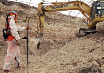 Analyses during the clean-up of the site of the future Olympic aquatic center in Saint-Denis © Séché Environnement