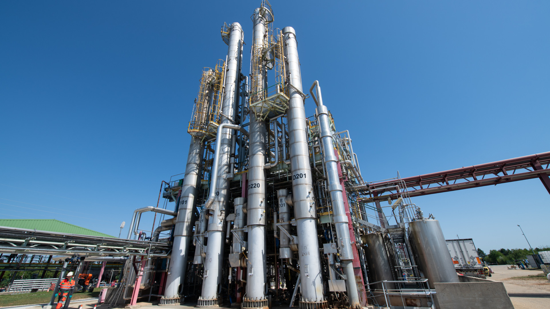 Columnas de destilación a presión atmosférica para la regeneración de disolventes. Speichim Processing Saint-Vulbas. © Séché Environnement. Foto: Olivier Guerrin.