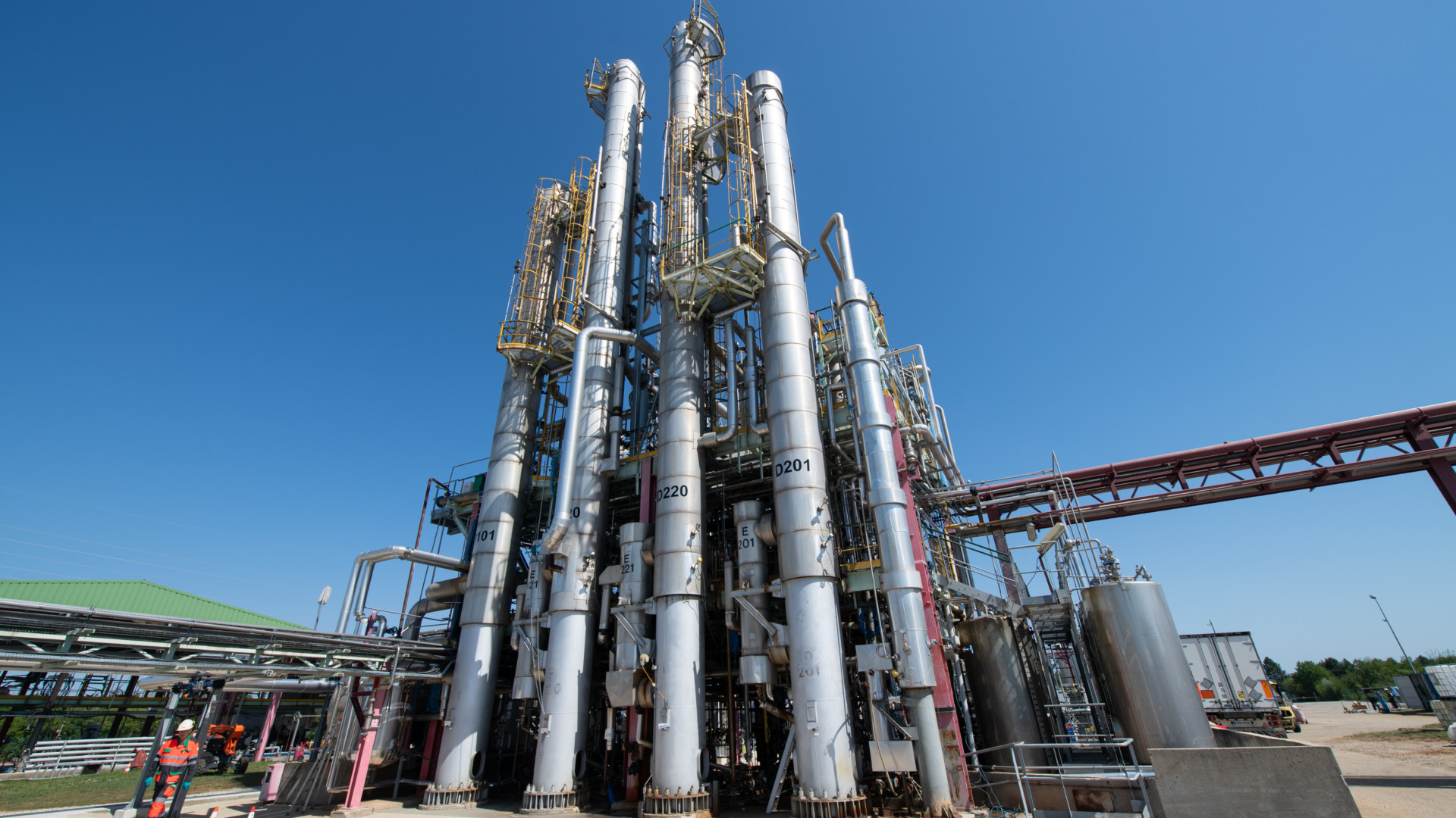 Atmospheric pressure distillation columns for solvent regeneration. Speichim Processing Saint-Vulbas. © Séché Environnement. Photo : Olivier Guerrin.