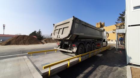 Truck at the entrance to the Sovatrise platform. © Séché Environnement.