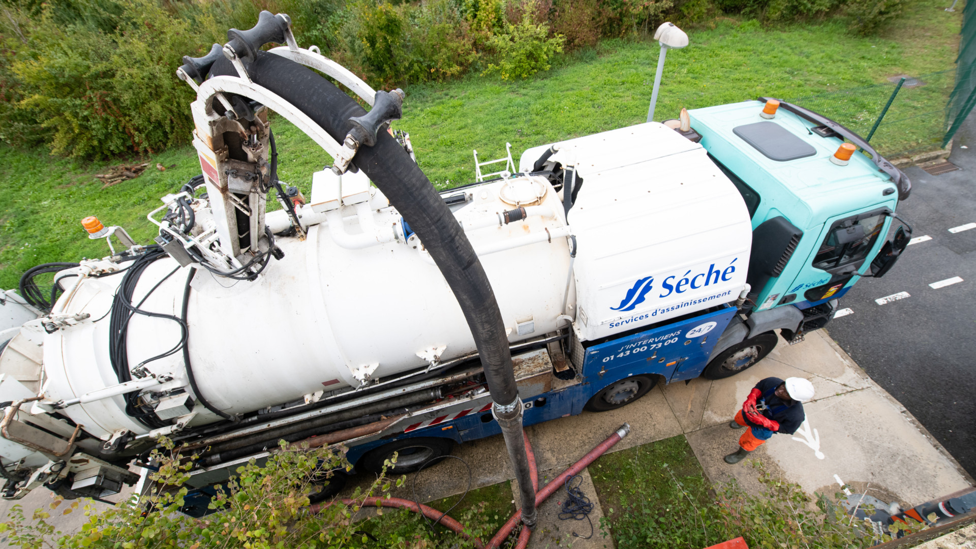 Opérations d'entretien d'installations d'assainissement. © Séché Environnement. Photo : Agence Oblique.