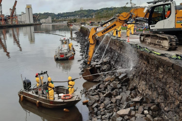 Nettoyage d'un bras de Seine près de Rouen après l'incendie de l'usine Lubrizol en 2019. © Séché Environnement.