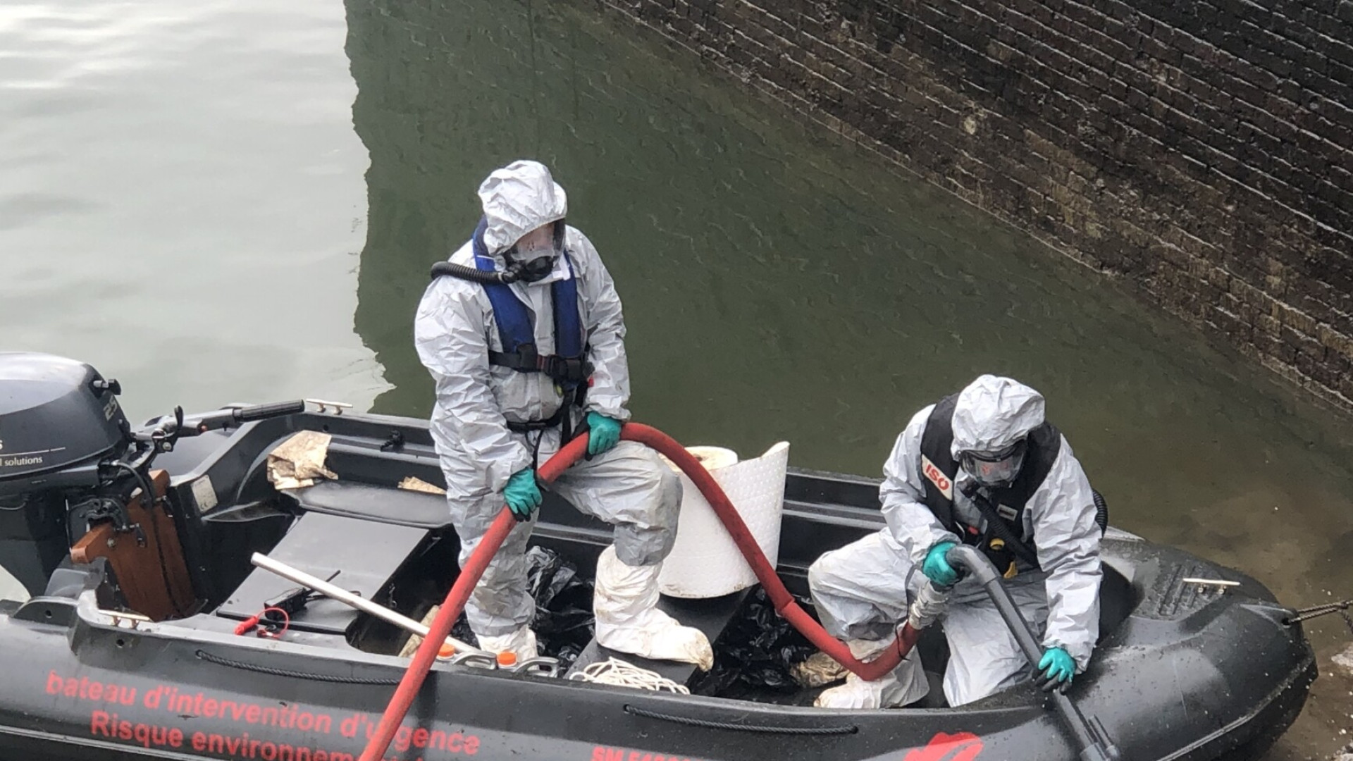 Les équipes de Séché Urgences Interventions (SUI) dépolluent un bras de Seine près de Rouen après l'incendie de l'usine Lubrizol. © Séché Environnement.