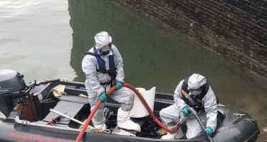 Les équipes de Séché Urgences Interventions (SUI) dépolluent un bras de Seine près de Rouen après l'incendie de l'usine Lubrizol. © Séché Environnement.