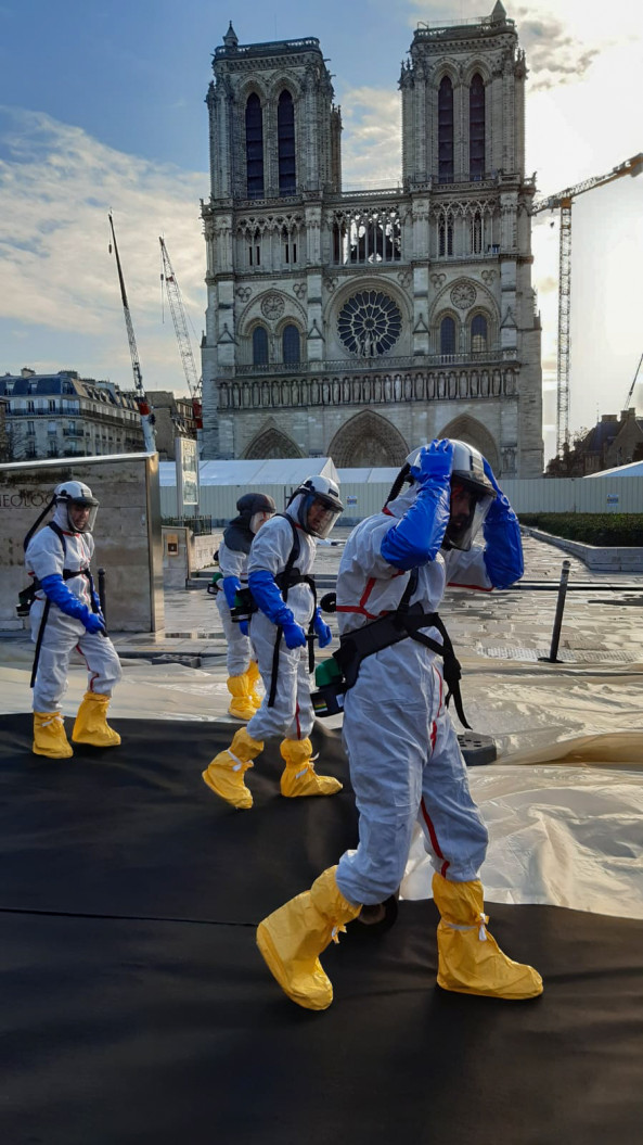 Les experts de Séché Urgences Interventions, équipés d'Appareils Respiratoires Isolants (ARI), en opération sur le parvis de Notre Dame de Paris © Séché Environnement