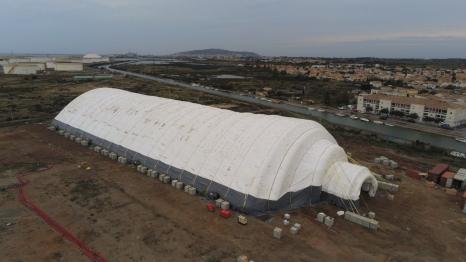 Carpa hinchable de contención en el lugar de limpieza de la antigua refinería de Frontignan. © Séché Environnement