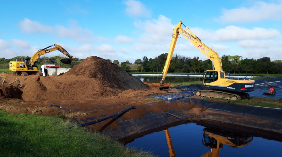Cleaning of a leachate treatment lagoon at a non-hazardous waste storage facility (ISDND).