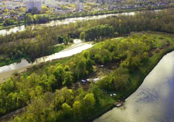 Asbestos removal on the Natura 2000 listed natural site of ile-aux-vaches, near Tours. © Séché Environnement