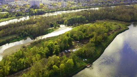 Asbestos removal on the Natura 2000 listed natural site of ile-aux-vaches, near Tours. © Séché Environnement