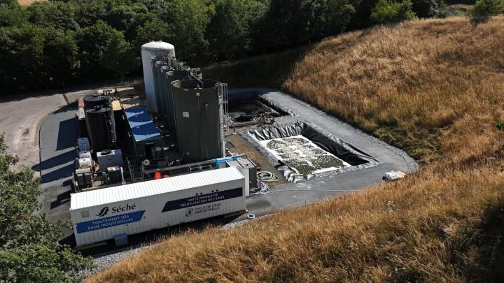 La unidad móvil ReUse &amp; PFAS de Séché Traitement des Eaux Industrielles en funcionamiento cerca de la estación depuradora de un emplazamiento industrial ©Séché Environnement, foto Jean-Charles Druais.