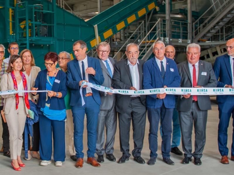 Des personnalités coupent le ruban lors de l'inauguration de Kerea, la nouvelle unité de valorisation énergétique et organique du SYDOM Aveyron