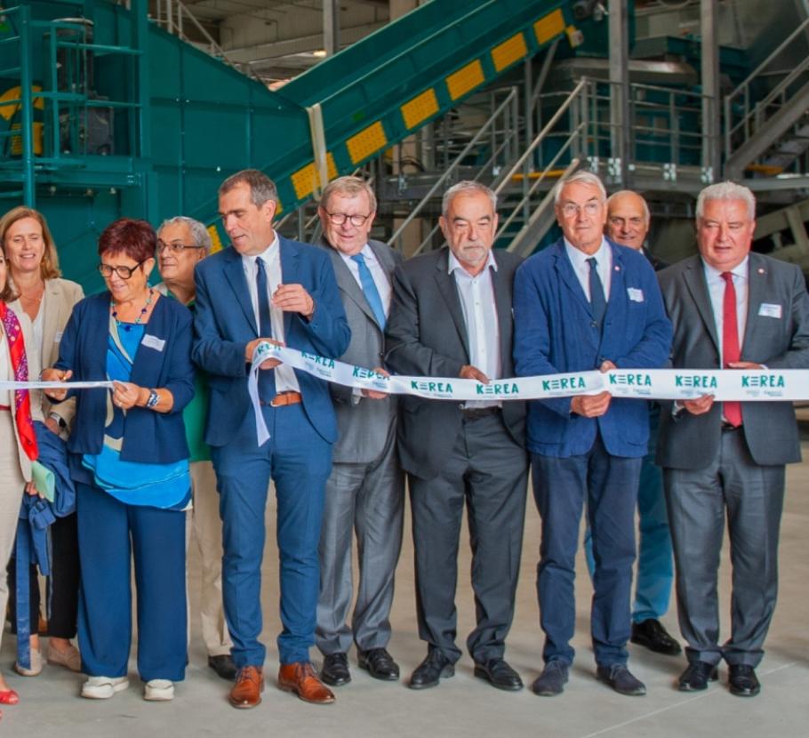 Des personnalités coupent le ruban lors de l'inauguration de Kerea, la nouvelle unité de valorisation énergétique et organique du SYDOM Aveyron